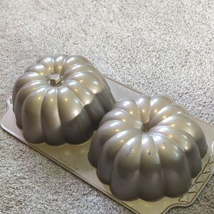 Nordic Ware The Great Pumpkin Pan 10 Cup Metallic Bundt Cake Pan
